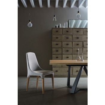 Kelly Stuhl von Bontempi mit Holzbeinen