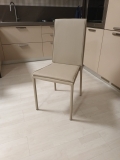 Stapelbarer Kilt-Stuhl aus Kunstleder, sofort lieferbar