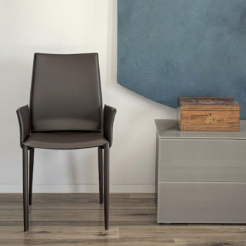 Linda Stuhl von Bontempi mit einem klassischen Design in einem modernen Schlüssel überarbeitet