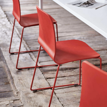 Stuhl Liù aus Metall, Holz, bezogen mit Stoff, Leder, Leder mit horizontalen Nähten oder Falten,