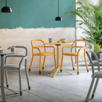 Pippi P R_TS Stuhl mit stoffbezogenen Metallarmlehnen von Midj