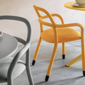 Pippi P R_TS Stuhl mit stoffbezogenen Metallarmlehnen von Midj