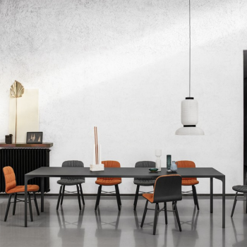 Armando Tisch von Midj mit lackierter Metallplatte