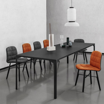 Armando Tisch von Midj mit lackierter Metallplatte