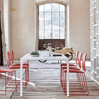 Armando Tisch von Midj mit lackierter Metallplatte