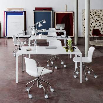 Armando Tisch von Midj mit lackierter Metallplatte