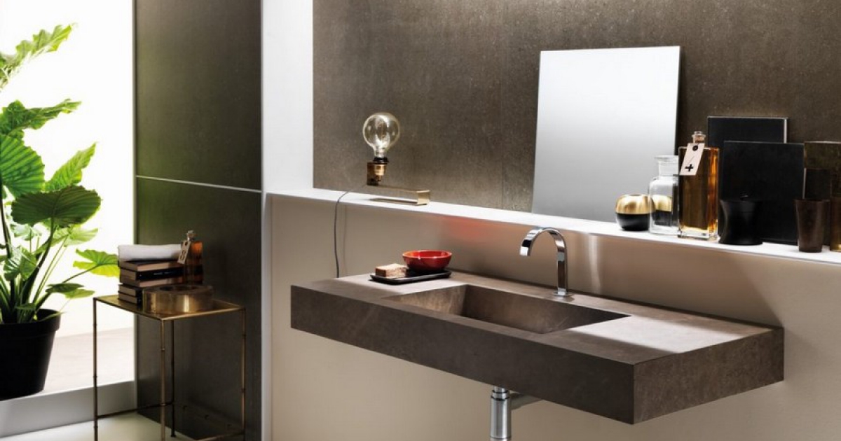 Stahlbodenwaschbecken mit integrierter Badewanne aus Feinsteinzeug