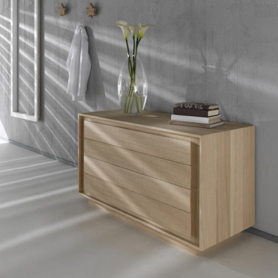 Chest of drawers in oak wood