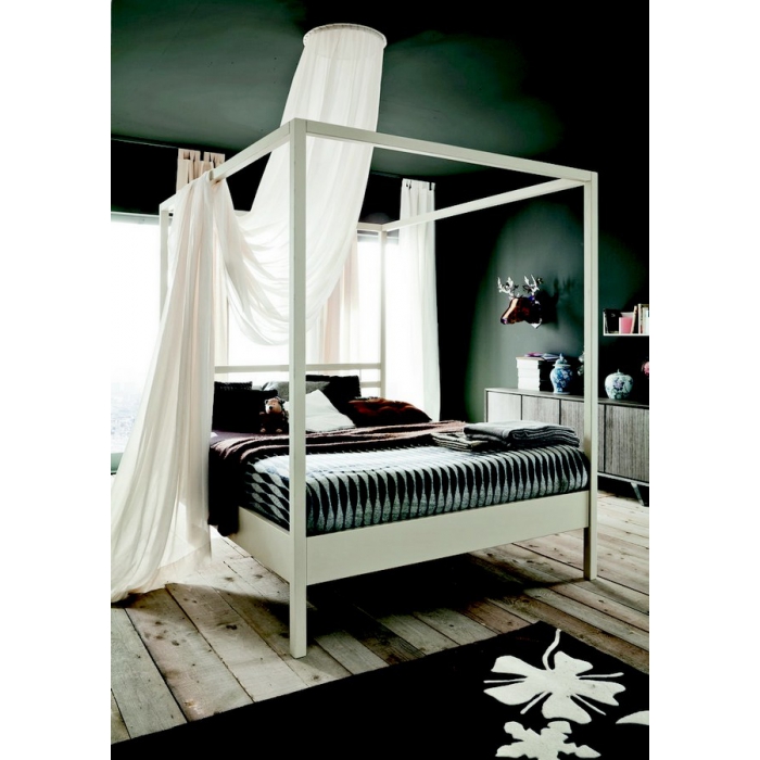 Nemo canopy bed by Altacorte in solid wood