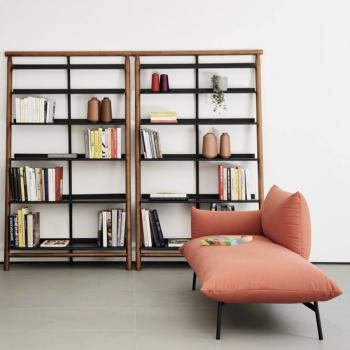 Suite bookcase in wood and metal shelves by Midj