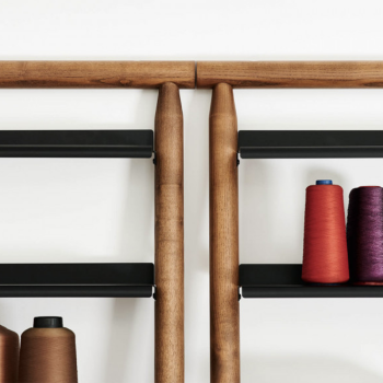 Suite bookcase in wood and metal shelves by Midj