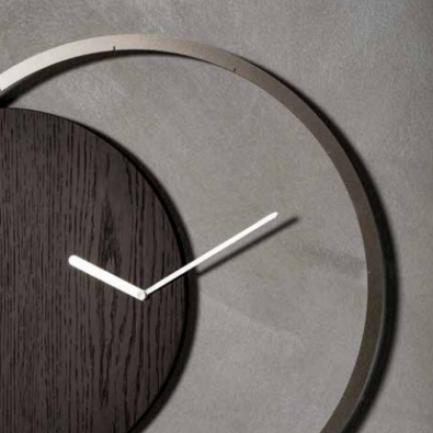 Circle lacquered metal clock by Tonin Casa