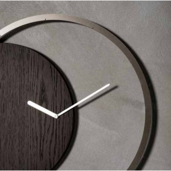 Circle lacquered metal clock by Tonin Casa