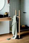 Wood towel rail by Altacorte