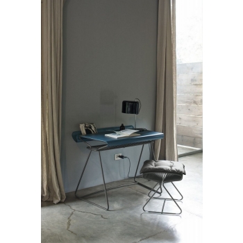 Taylor desk by Bontempi with a structure entirely in steel and a top covered in leather
