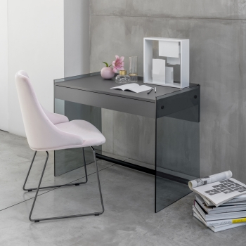 Mydesk desk by Pezzani with tempered clear glass structure and laminate top