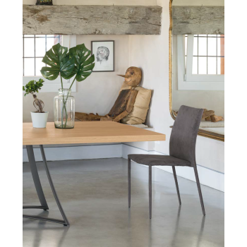 Upholstered chair covered in eco-leather or Amy leather fiber by Ingenia Bontempi