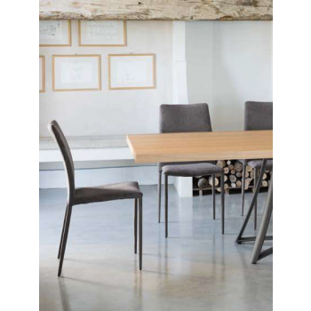 Upholstered chair covered in eco-leather or Amy leather fiber by Ingenia Bontempi