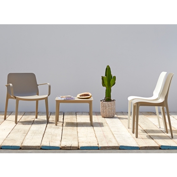 Ginevra Lounge chair with armrests in technopolymer Scab design