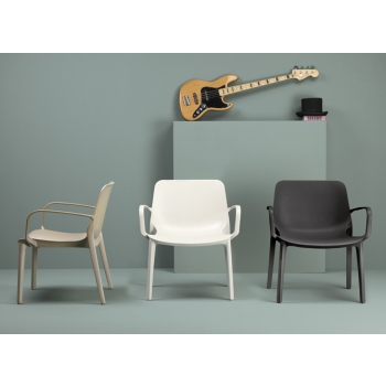 Ginevra Lounge chair with armrests in technopolymer Scab design