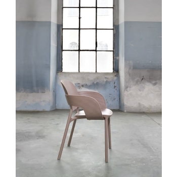 Hug chair with armrests by Scab Design