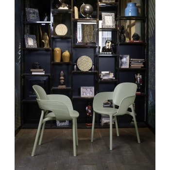Hug chair with armrests by Scab Design