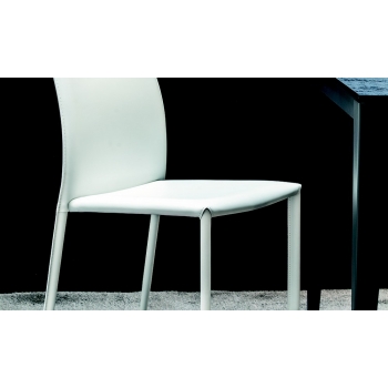 chair upholstered and covered in leather or leather fiber Amy Ingenia Bontempi