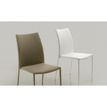 chair upholstered and covered in leather or leather fiber Amy Ingenia Bontempi