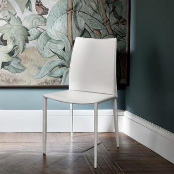 Linda chair by Bontempi with a classic design revisited in a modern key