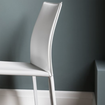 Linda chair by Bontempi with a classic design revisited in a modern key