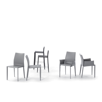 Linda chair by Bontempi with a classic design revisited in a modern key