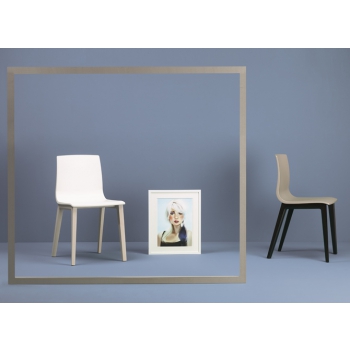 Smilla Technopolymer chair and beech legs Scab design