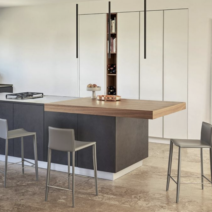 Linda stool by Bontempi with a classic design revisited in a modern key