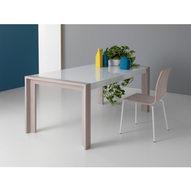 Extendable table in Point House Giove plan with melamine