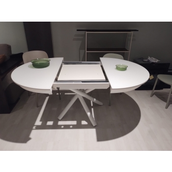 Altacom's Fahrenheit Round extendable table is ready for delivery.