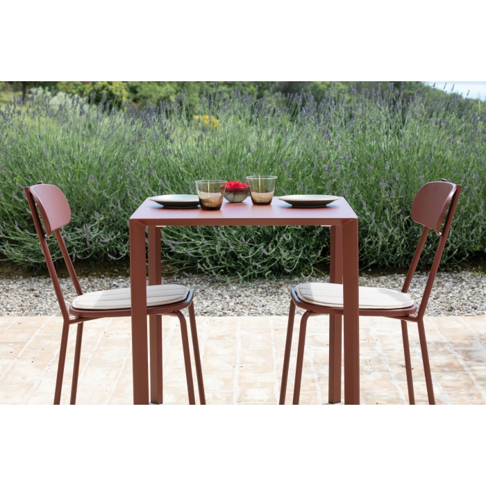 Fox table in different sizes for outdoor Vermobil