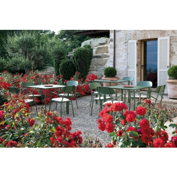 Fox table in different sizes for outdoor Vermobil