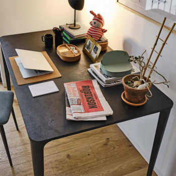Nenè table with square, rectangular, round and triangular metal structure by Midj