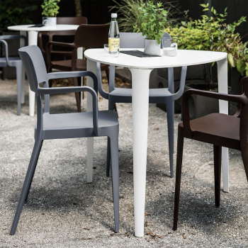 Nenè table with square, rectangular, round and triangular metal structure by Midj