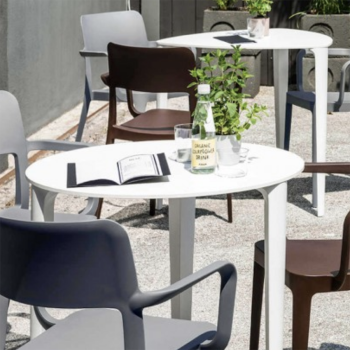 Nenè table with square, rectangular, round and triangular metal structure by Midj