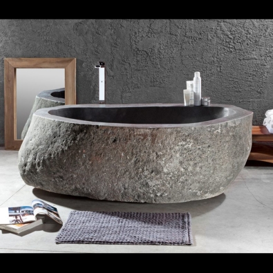 Cipya Joya bathtub in natural river stone