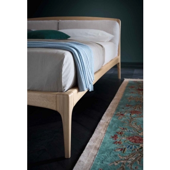 Belle lit de lit Altacorte avec tête de lit avec des coussins