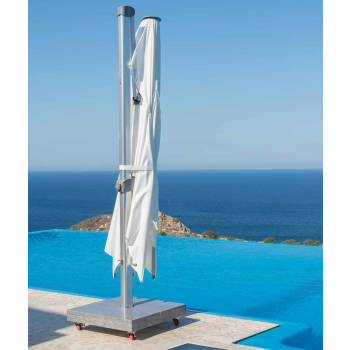 Parasol en tissu Zeus de la gamme Parasol de Talenti pour les jardins, disponible en deux tailles.