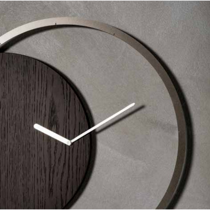 Horloge circulaire en métal laqué par Tonin Casa