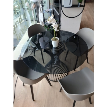 Table Calligaris Vortex et quatre chaises Connubia Academy, prêtes à être livrées.