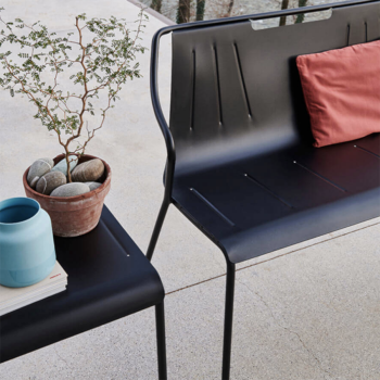 Banc métallique Ola BN M, empilable à l'intérieur comme à l'extérieur, par Midj 
