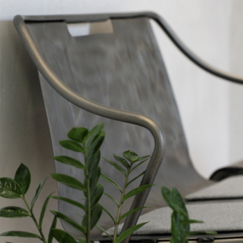 Banc métallique Ola BN M, empilable à l'intérieur comme à l'extérieur, par Midj 