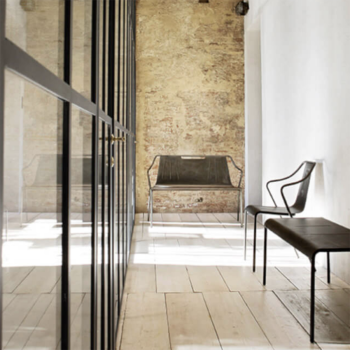 Banc métallique Ola BN M, empilable à l'intérieur comme à l'extérieur, par Midj 