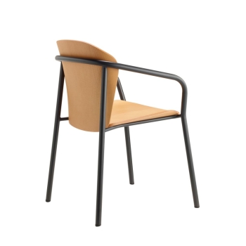 Fauteuil Finn en métal et bois avec accoudoirs, par Scab Design