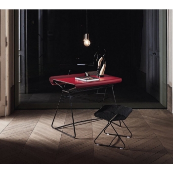 Bureau Taylor de Bontempi avec structure entièrement en acier et plateau recouvert de cuir